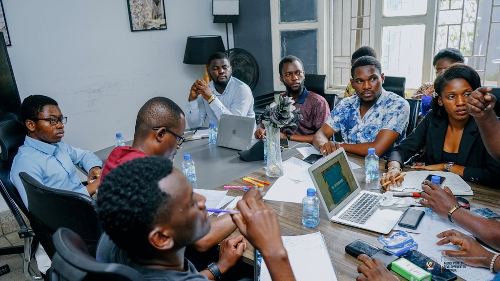 🚀 Formation des startups congolaises à Kinshasa ! 

L’ADN a organisé une séance pour préparer nos entrepreneurs au Challenge Bassin du Congo lors d’OSIANE 2025. Merci à Monsieur Freddy MPINDA pour son soutien ! 🙌 

Ensemble, faisons briller l’innovation numérique en RDC ! 🇨🇩✨