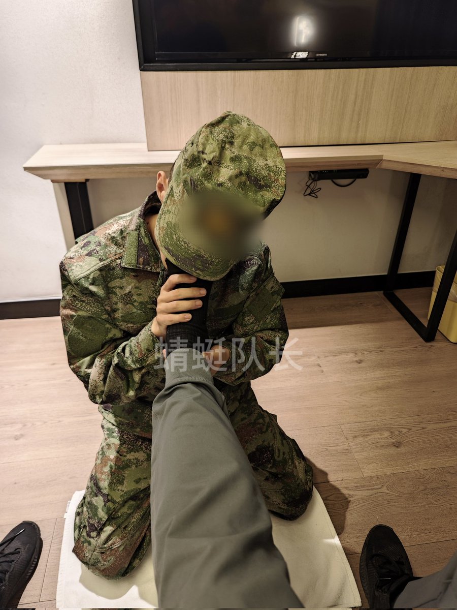 将房卡藏在门外的地毯下，自己回到房间，穿上制服，关闭所有灯光，跪在门口，静静等待主人的到来。听着门口来来回回的脚步声，直到有一个脚步声在门口戛然而止，军犬知道，他的救赎者来了。