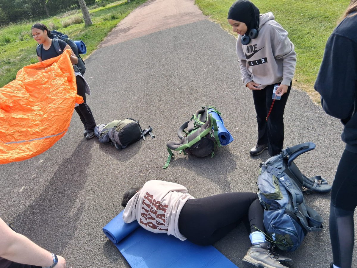 missmclean009's tweet photo. A broken ankle scenario … 🏥⛑️🩹

DofE training day 2 🏕️🗺️🧭

@StAndrewsRCSec @DofEGlasgow 

#acting #outdoors #navigating #mapping #DofE https://t.co/HqXWqH9Muh