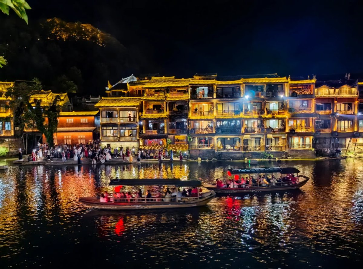 ✨夜の灯火は盲腸で、水中の波の光は夢のように交錯します✨
🏯のんびりとした古い韻は川辺で開いて、遊覧船は軽く振って、喜びとあこがれをいっぱい乗せます🚤🎶
📸今ただストップモーションだけを考えて、この美しい江南の風情に酔っています<e:1>