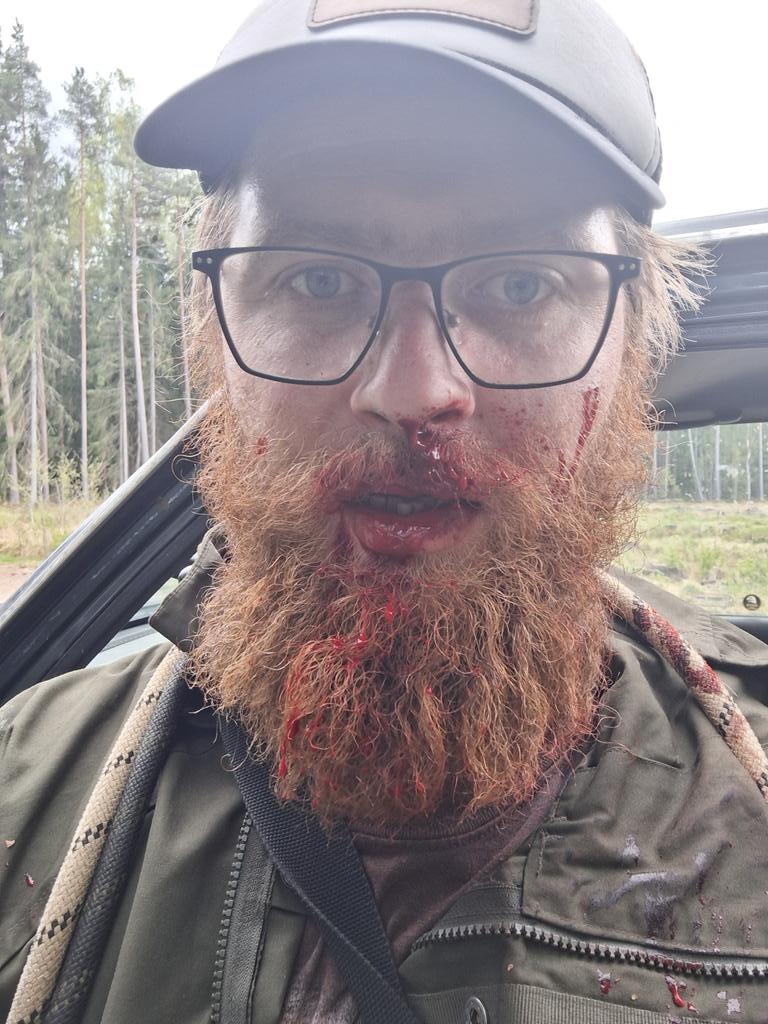 Pūču mazuļi nav pamesti vai izmesti no ligzdas. Viņi ligzdu atstāj pirms lidspējas iegūšanas, lai uzlabotu izdzīvotību kopumā. Pieaugušie ir tuvumā un viņus pieskata, nereti ļoti tieši un fiziski.