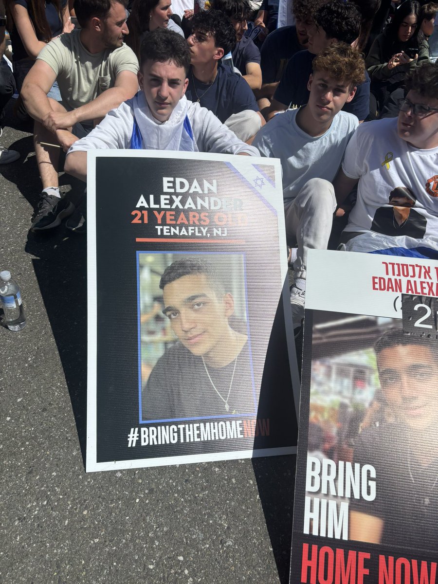 MDiamond8's tweet image. Hundreds turn out to celebrate release of #Edan Alexander from Hamas captivity.  He is believed to be the last American hostage alive.  4 others remain in captivity.  @1010WINS