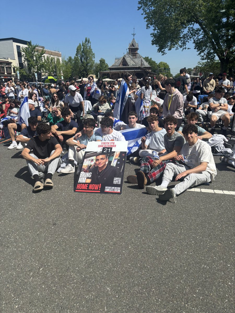 MDiamond8's tweet image. Hundreds turn out to celebrate release of #Edan Alexander from Hamas captivity.  He is believed to be the last American hostage alive.  4 others remain in captivity.  @1010WINS