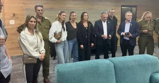 La familia Alexander espera en la base de Re'im la llegada de Edan