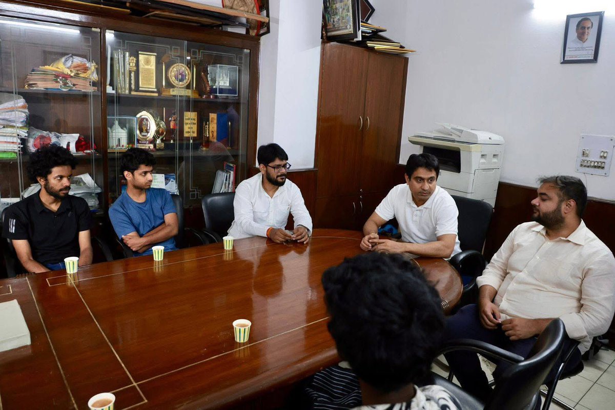 Akshay Lakra (@akshaylakra17) on Twitter photo केरल के ये छात्र कश्मीर में युद्ध जैसे हालातों के बीच फंसे हुए थे।
कांग्रेस संगठन महासचिव श्री <a href="/kcvenugopalmp/">K C Venugopal</a> जी से संपर्क के बाद IYC रिलीफ टीम ने तत्परता से इन्हें सुरक्षित दिल्ली पहुंचाया। जिसके बाद ये सभी केरल रवाना होंगे।
आज IYC मुख्यालय में इन छात्रों से मुलाकात कर उनका केरल के ये छात्र कश्मीर में युद्ध जैसे हालातों के बीच फंसे हुए थे।
कांग्रेस संगठन महासचिव श्री <a href="/kcvenugopalmp/">K C Venugopal</a> जी से संपर्क के बाद IYC रिलीफ टीम ने तत्परता से इन्हें सुरक्षित दिल्ली पहुंचाया। जिसके बाद ये सभी केरल रवाना होंगे।
आज IYC मुख्यालय में इन छात्रों से मुलाकात कर उनका