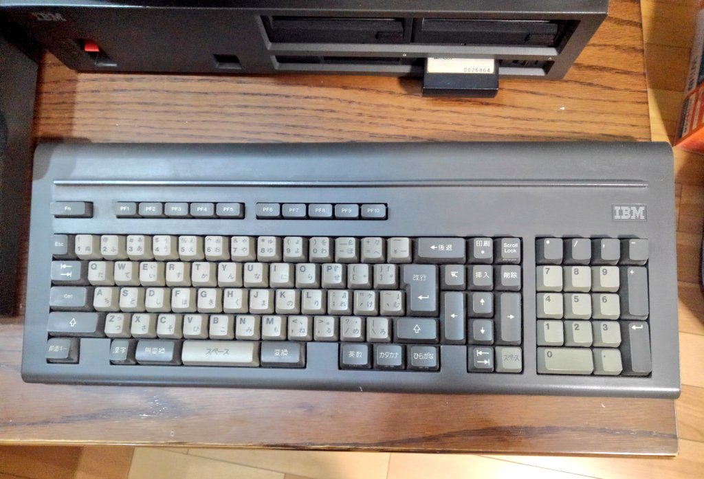 toshitada1973's tweet photo. JXの話題を毎晩上げるとは…グレーのJX5にモニター、フルキーボード、プリンターという基本構成だけど、今の時代にこれを揃えるのはなかなか大変。感無量だよ。#JX5 https://t.co/v9i6QgiEyi