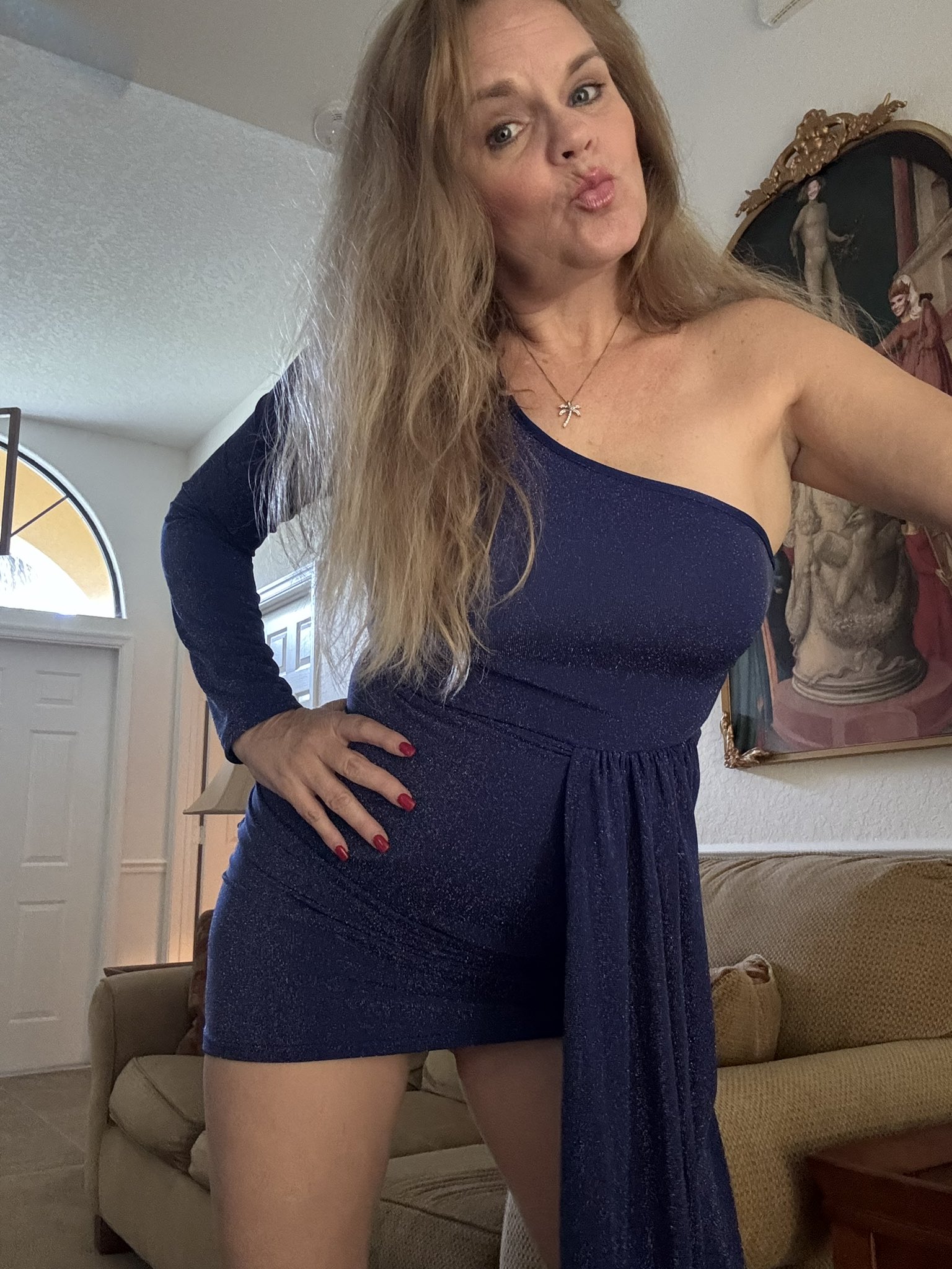 2 pic. It be a long few years with menopause and stomach issues micky Lynn is coming back slowly https://t.co/lzXiDcDMde