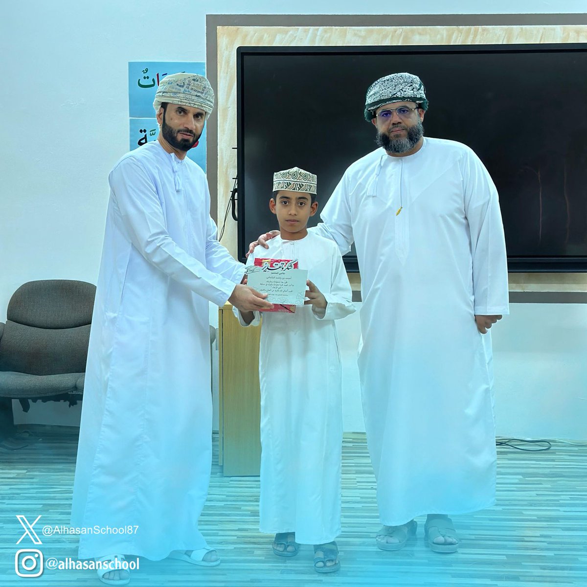 كرم أ.وليد الفارسي (معلم مادة اللغة العربية) أبطال الصف السادس الفائزين في "مسابقة نجم الإملاء".