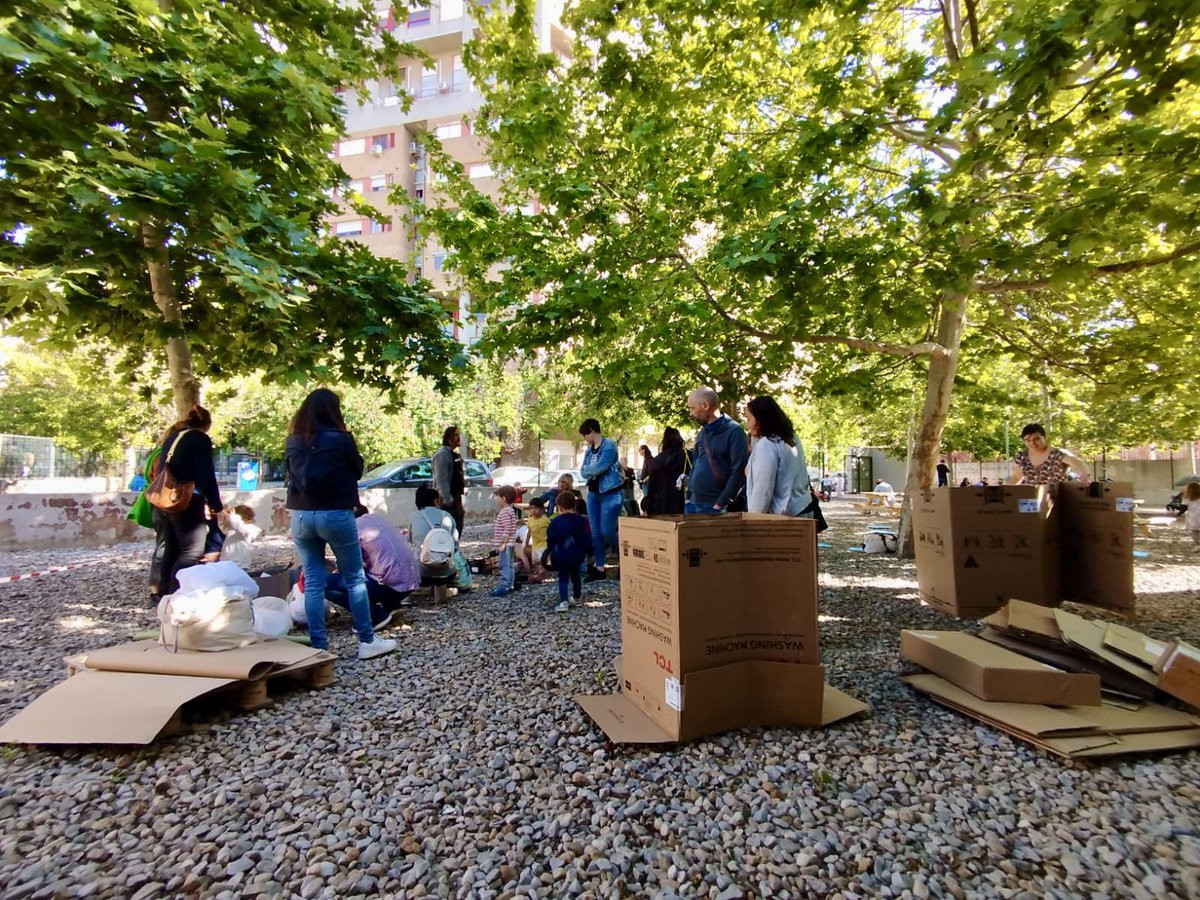 En cada sessió de #Pissiganya, un llibre ens convida al joc i a les paraules compartides.
La setmana passada va ser el torn de l’àlbum il·lustrat “Què construirem?”. 🔨❤️
I què volem construir, nosaltres? Doncs una xarxa de famílies amb què fer créixer la llengua des de la