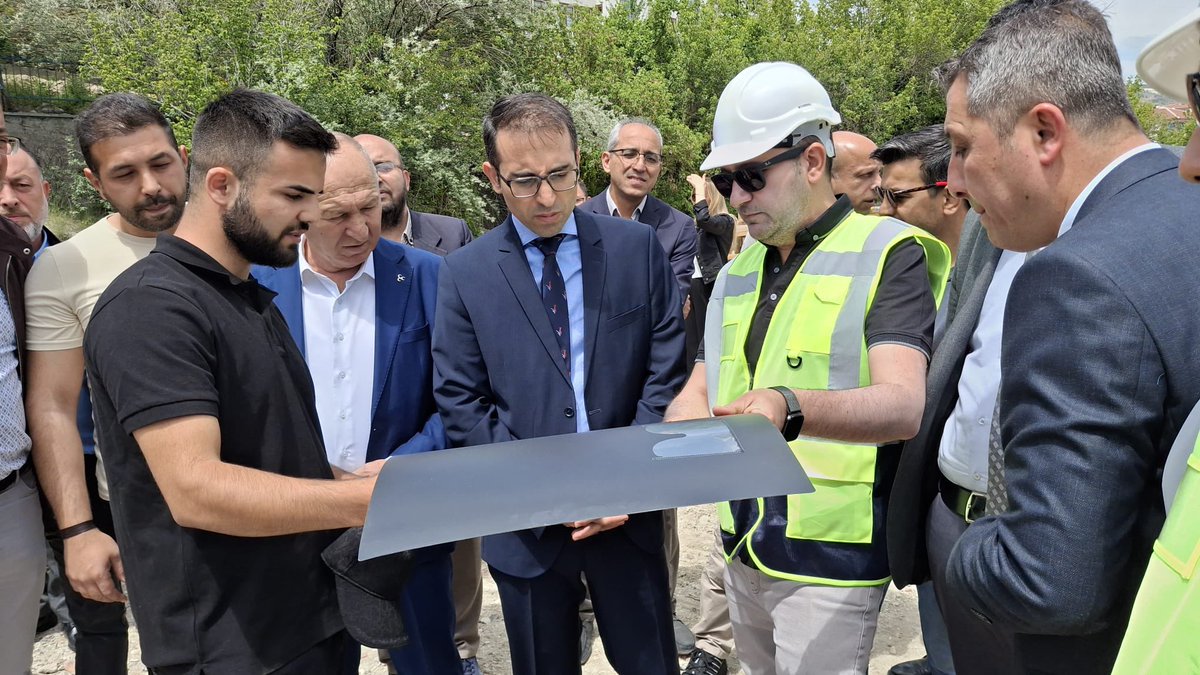 taylan2306's tweet photo. @Yusuf__Tekin @kocakysr @MemAnkara @insaatemlaksb @muratkocer01 @duran19arslan @BeypazarM Buğün NKVİ 24 Derslikli Anadolu Lisesinin Temel atma programını gerçekleştirdik. https://t.co/nawur8Jzsr