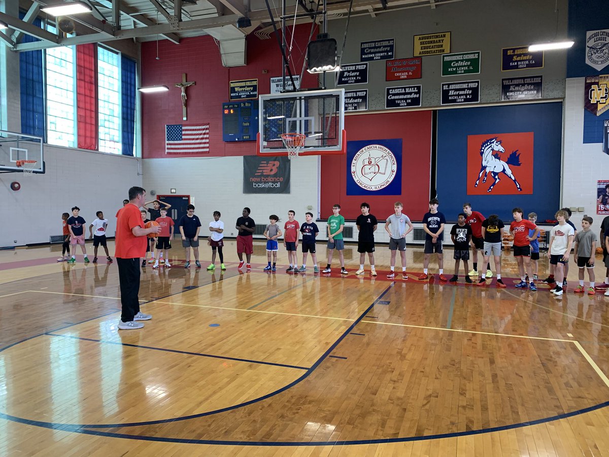 StRitaBBall's tweet image. Great Day on Saturday! Our first grade school skills clinic had a great turnout. Lots of talented young men. Also thanks to my friend Coach John Nee for welcoming me to throw out the 1st pitch!!  #Ritamen