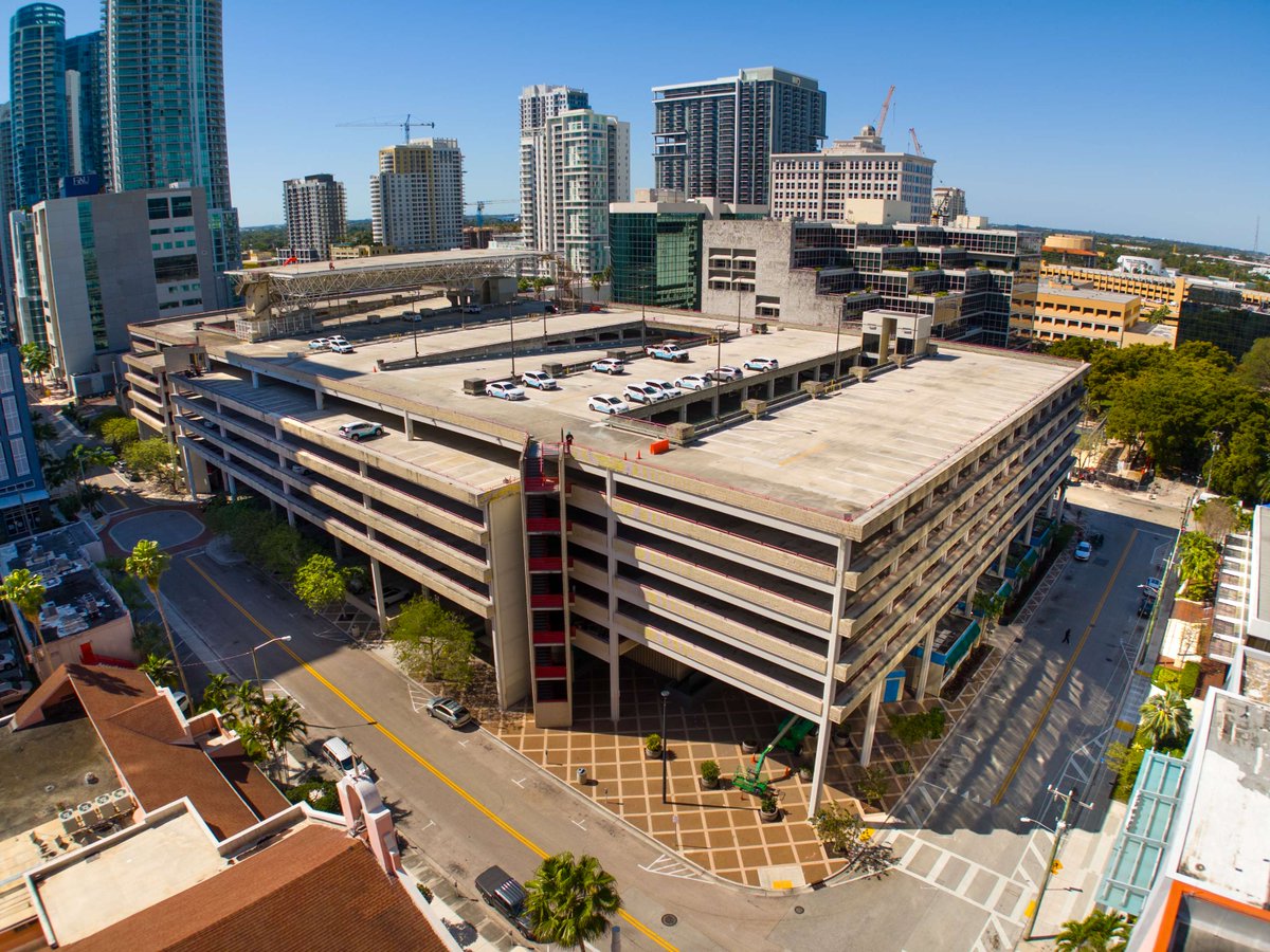Heads up, Fort Lauderdale residents! 
 
If a Flood Watch or Warning is issued, you can now park your car for free on levels 3 and above at:
📍 Las Olas Garage (200 Las Olas Cir)
📍 Riverwalk Center Garage (150 SE 2nd St) 

 More info: 🔗 ftlcity.info/4mdC5LE