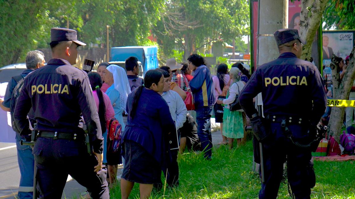 arpassv's tweet photo. #Despojos | Aunque la protesta de la Cooperativa El Bosque es pacífica, agentes de la @PNCSV vigilan y controlan la movilización frente a la residencial Las Piletas y Los Sueños. “Atropellan nuestros derechos, no quieren que nos manifestemos”, denunció un asistente. https://t.co/BrxQbGD8r9