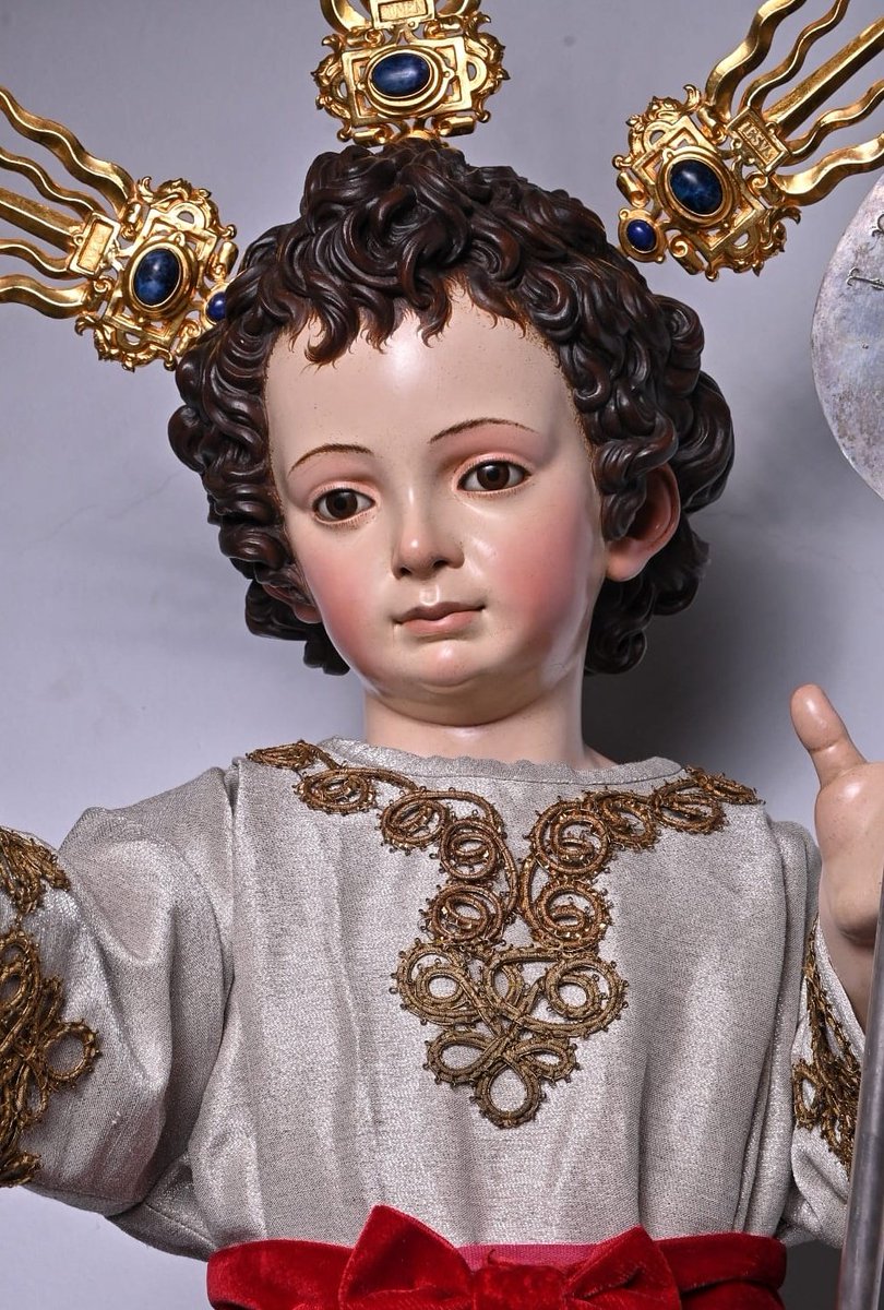 📸 Así se presenta ataviado el Niño Dios del Monte Calvario para el Tiempo litúrgico de Pascua. #CofradíasMLG

“Yo soy la resurrección y la vida”