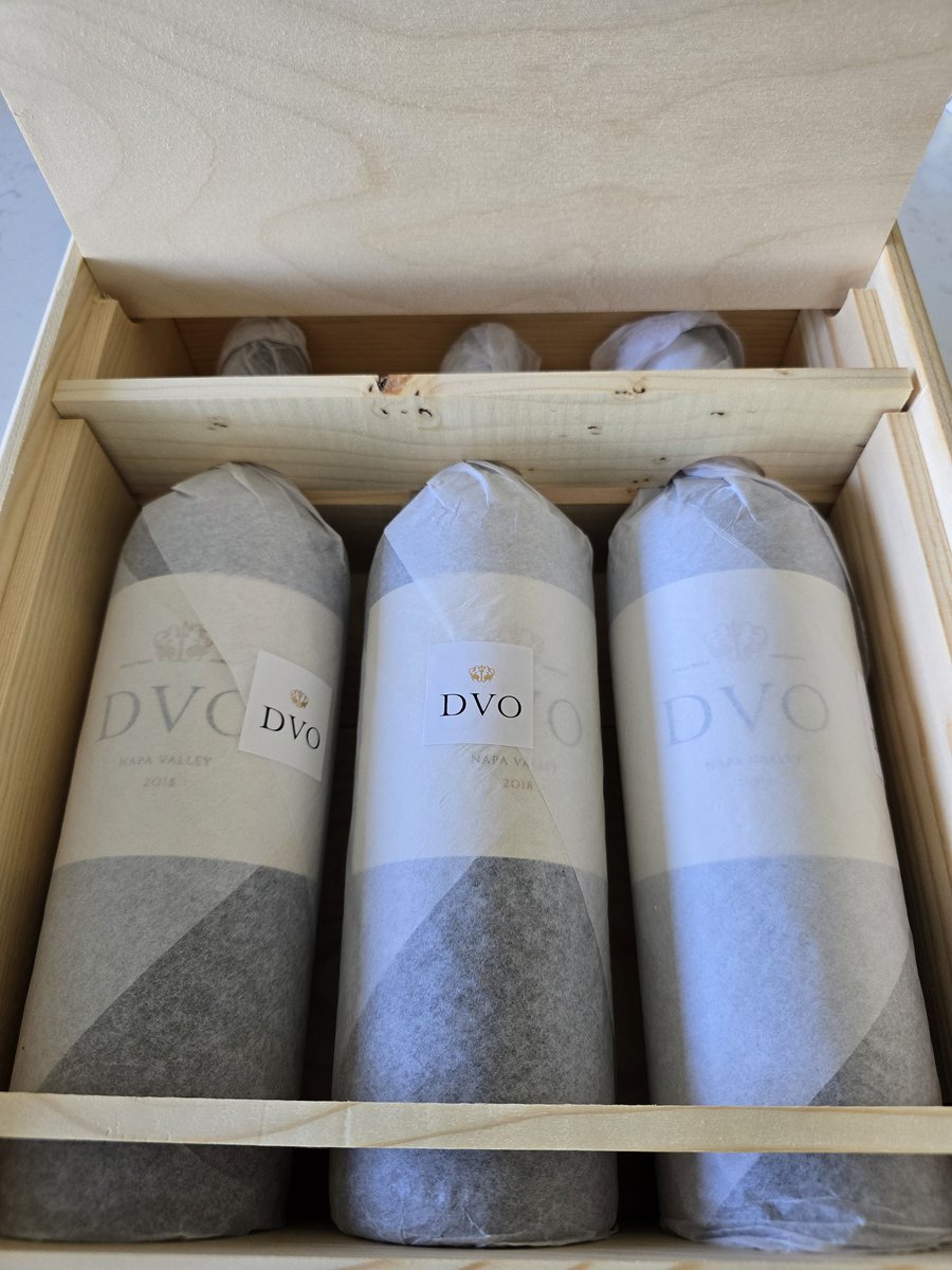Noles31BB's tweet photo. Rare Sunday #winedelivery!! Going to sleep for a while 😴😴😴 https://t.co/rdjfUhvGXV