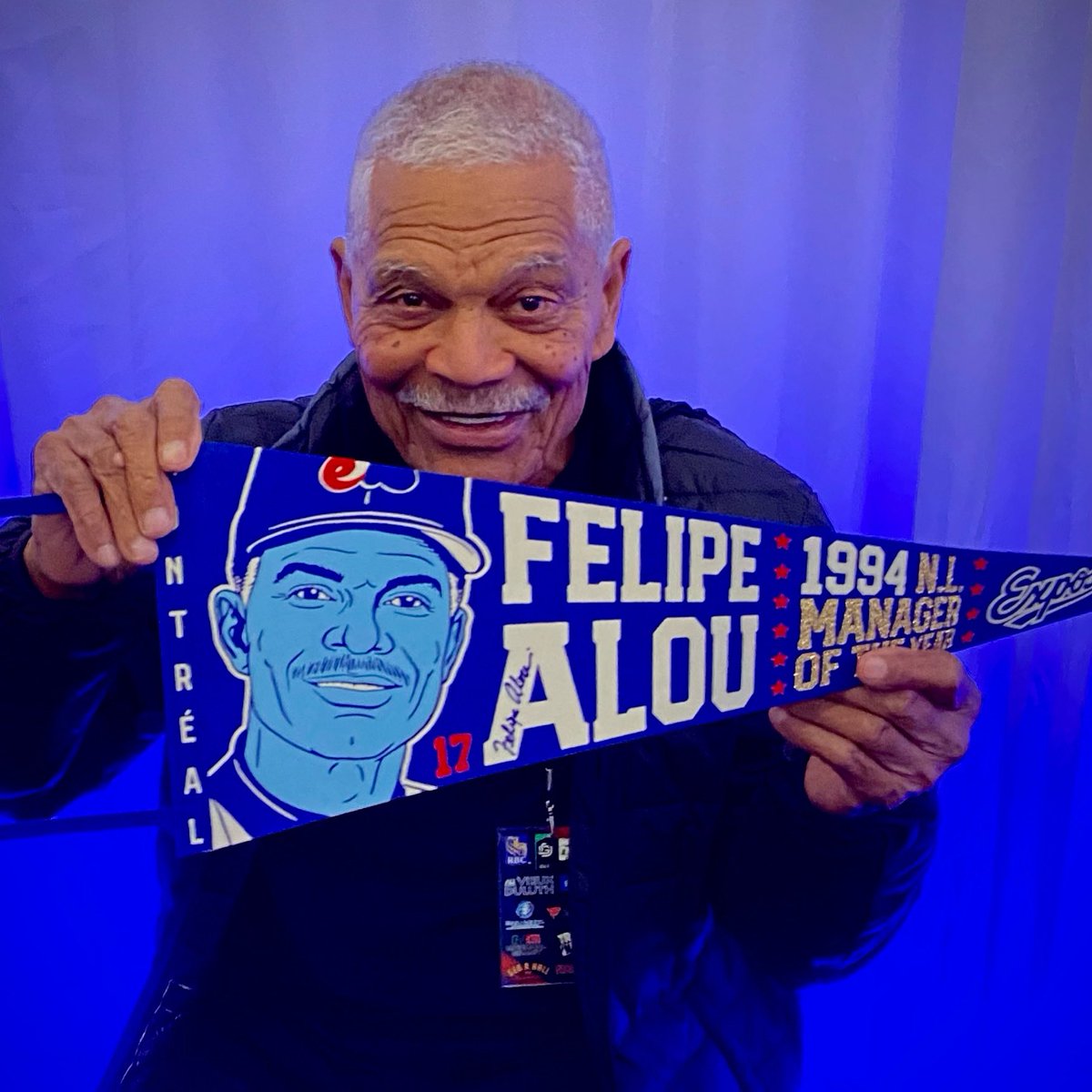 MissTellier's tweet image. Feliz cumpleaños to the best manager #Montreal could ever dream of. The great Felipe Alou is 90 years old today! Here he is with my pennant at the last Exposfest gala! #expos #baseball