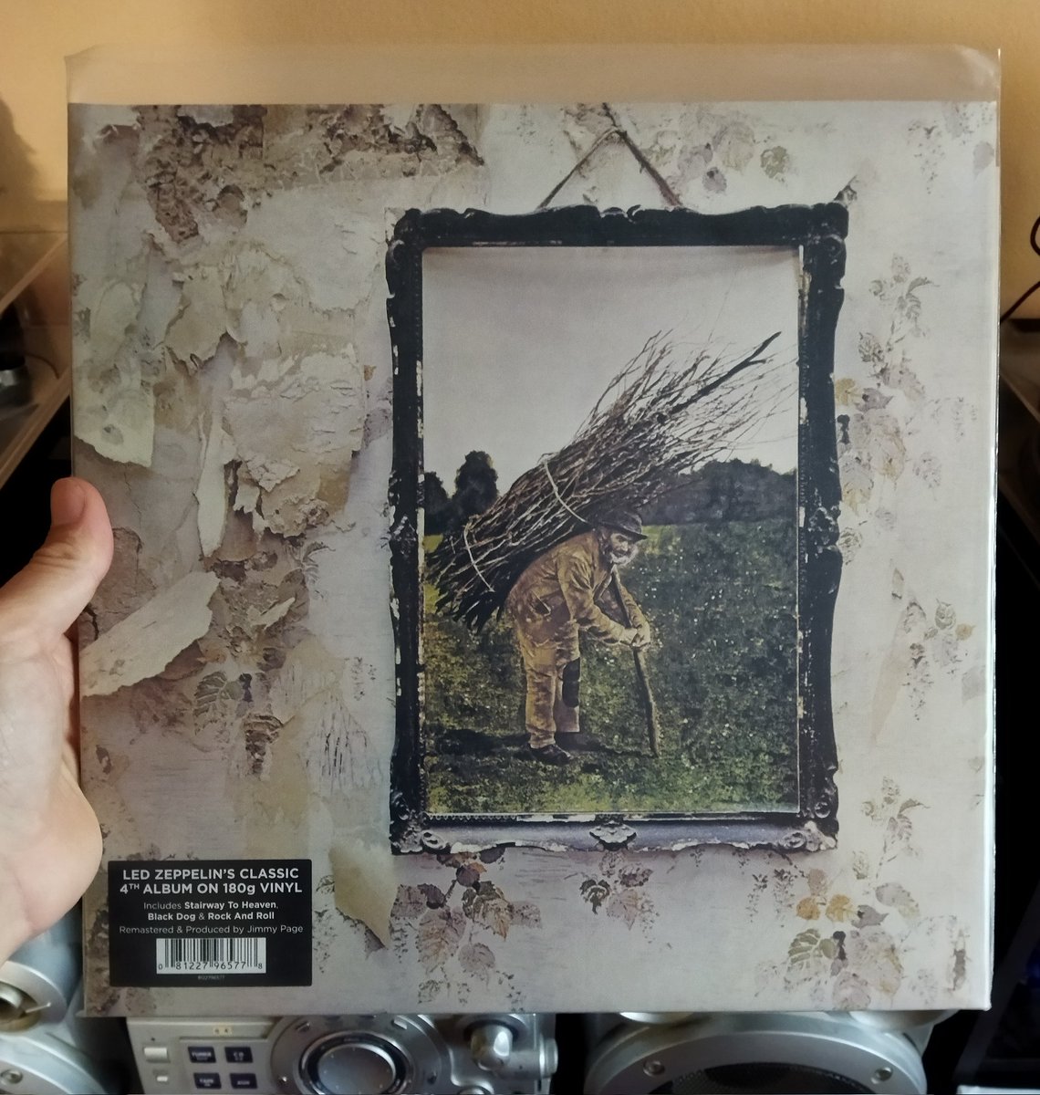 Good evening! 🤟🏻😎

                             Led Zeppelin IV

Jimmy Page – Robert Plant – John Paul Jones – John Bonham – Ian Stewart – Sandy Denny

1971
#Nowspinning #HardRock #BluesRock #vinylrecords #vinyl #Monday ☀️