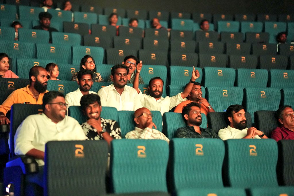 Sasikumar_FC's tweet photo. Unstoppable Family
Crowd all over Tamilnadu for

#TouristFamily
Running Successfully...💪 https://t.co/OMvHJuCUqH