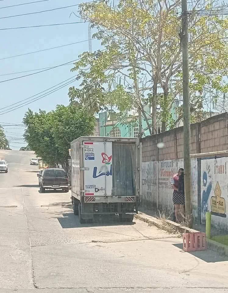 Ciudadanos, este cabrón si se tomó muy enserió lo de vete a trabajar repartiendo leche. 🚔👮🏻‍♂️