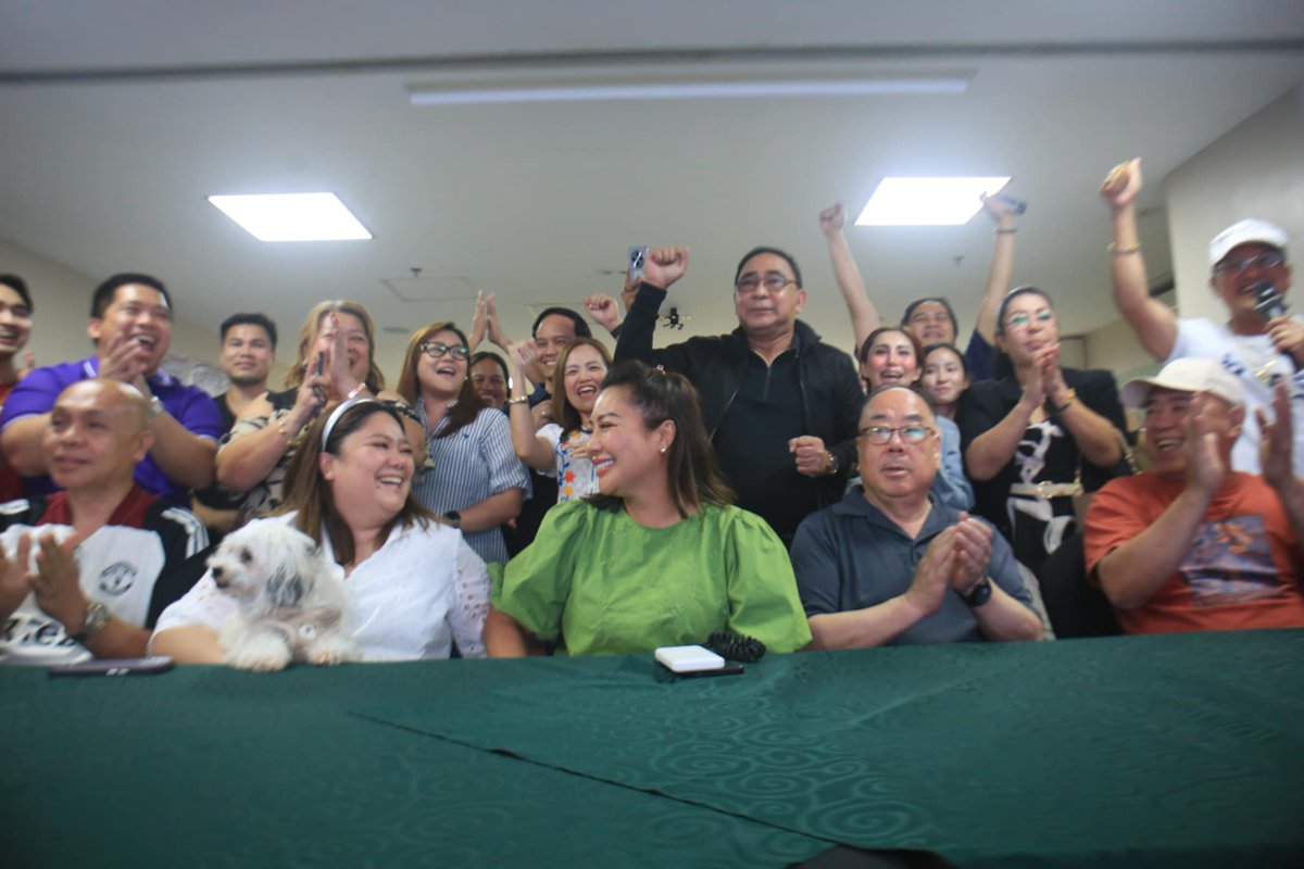 cebudailynews's tweet photo. LOOK: Aspiring governor Pamela Baricuatro, together with family, friends, and supporters, watch the initial results of the 2025 Midterm and Local Elections. | via Ferdinand Edralin #CDNDigital #VotePH https://t.co/OHnWe0WwHr
