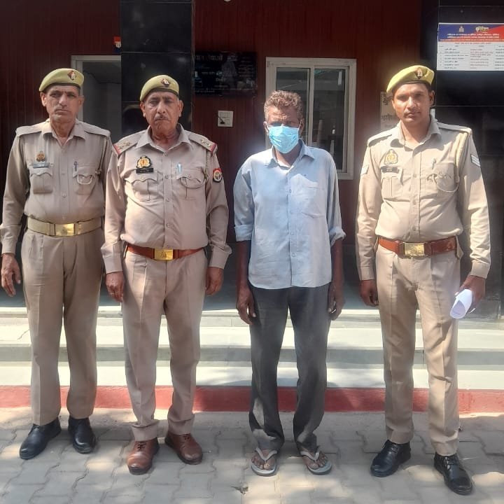 SahilRazvii's tweet photo. यूपी के सहारनपुर में वेदप्रकाश (50) नामक व्यक्ति ने 8 साल की मुस्लिम बच्ची का बलात्कार करके उसकी गला घोंटकर हत्या कर डाली।

हत्यारोपी ने लाश को रातभर बेड में छिपाकर रखा। अगले दिन उसे प्लॉट में फेंक दिया। पुलिस ने आरोपी को गिरफ्तार कर लिया है। https://t.co/QorGOykRkD
