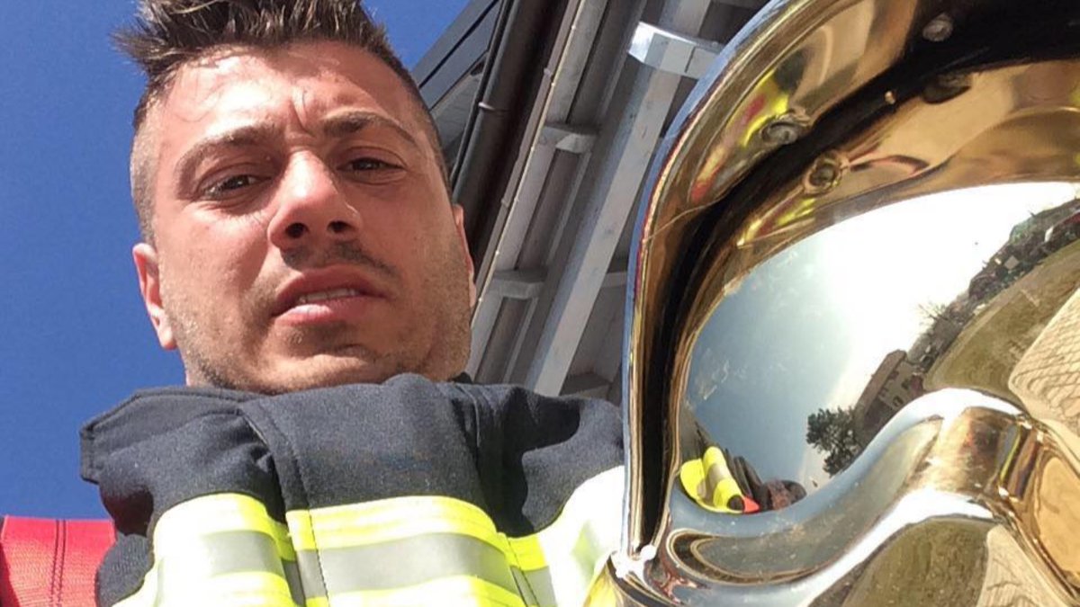 harscoat's tweet image. La République c’est lui. #evian #pompier