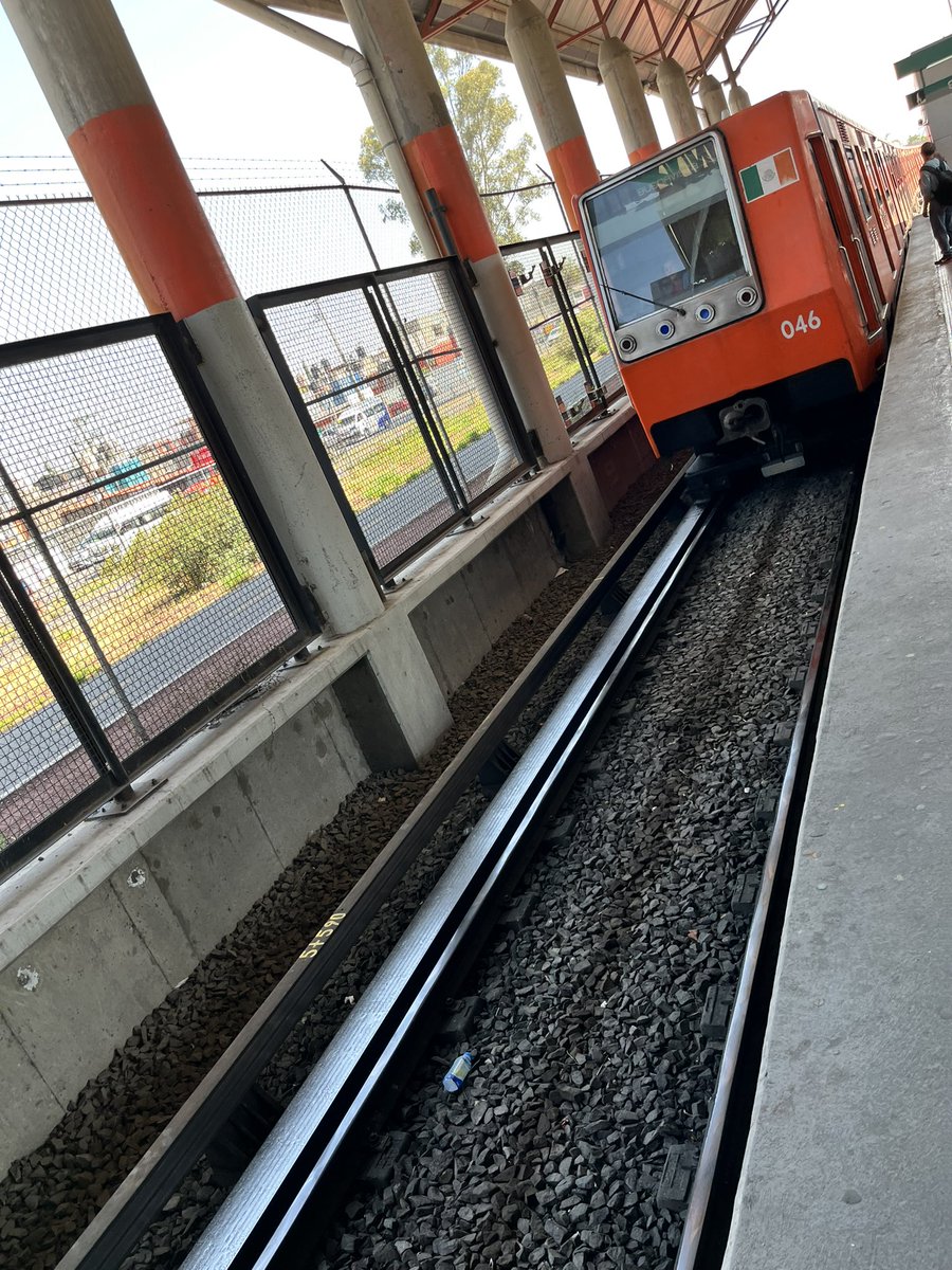 admellofi's tweet photo. Se tardan y todavía vienen en el perro celular o maquillándose tus colaboradores @MetroCDMX 

Pero se quejan cuando no se les paga (Por qué hacen excelente si trabajo) https://t.co/uIIGGq2eJI