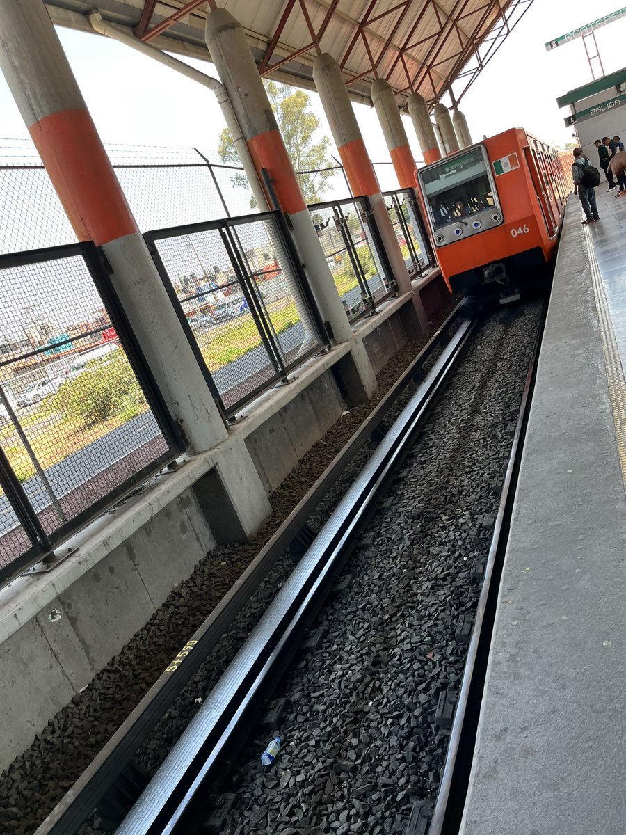 admellofi's tweet photo. Se tardan y todavía vienen en el perro celular o maquillándose tus colaboradores @MetroCDMX 

Pero se quejan cuando no se les paga (Por qué hacen excelente si trabajo) https://t.co/uIIGGq2eJI