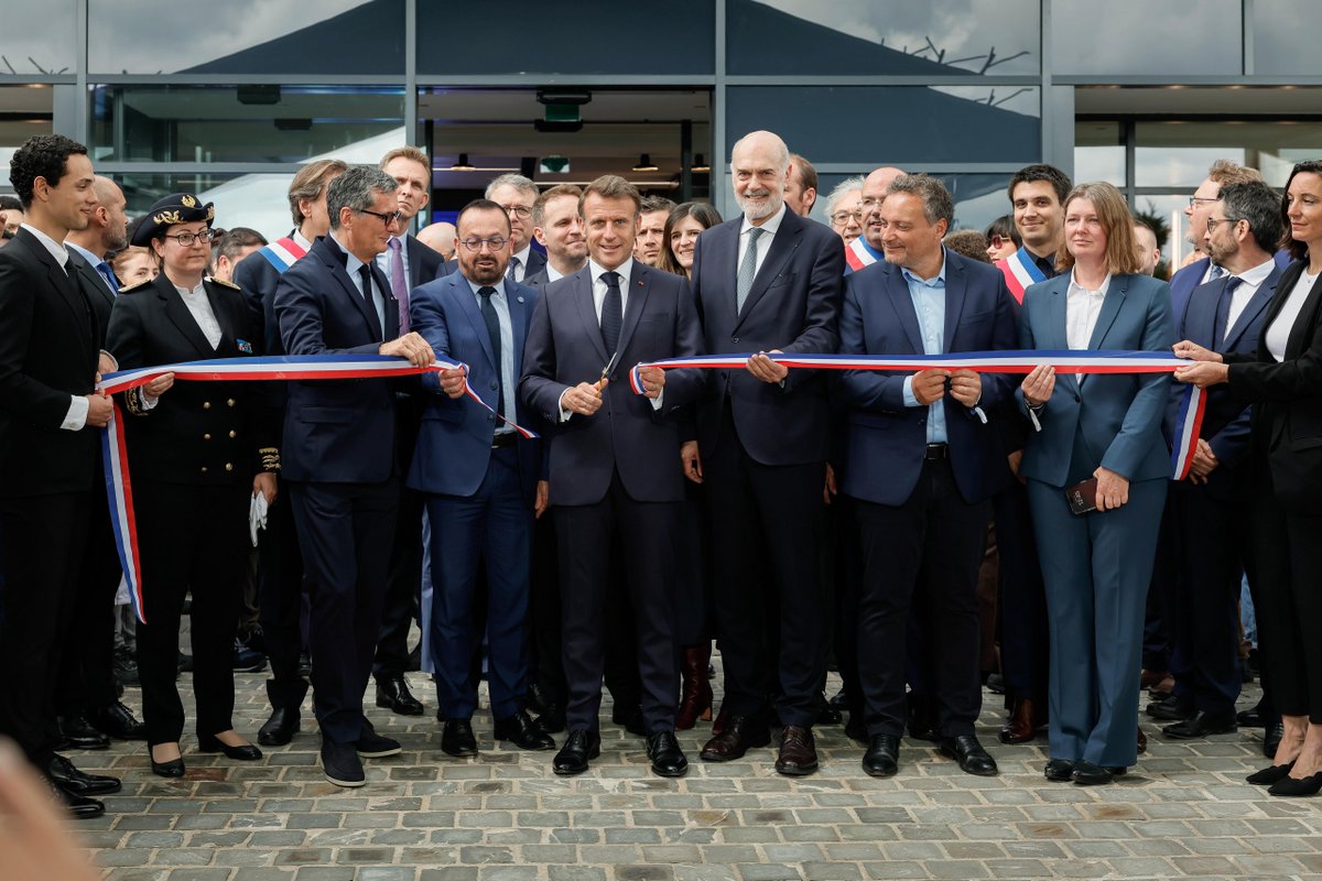 Our EssilorLuxottica’s Excellence Laboratory in France was inaugurated this morning by President Emmanuel Macron. This state-of-the-art industrial facility embodies our unique know-how and ambitions to develop and transform our industry. Read more: bit.ly/4dekJdL