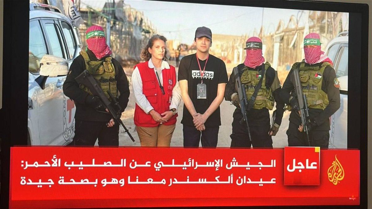 zeevrosenberg's tweet image. Erstes Bild von Edan Alexander in Freiheit nach 584 Tage in Geiselhaft
 Im Gegensatz zu den Freilassungszeremonien der Geiseln im letzten Austausch wurde Edan Alexander  von der Hamas nicht in Militäruniform gekleidet.
#EdanAlexander #Israel #Hamas #BringThemHomeNow