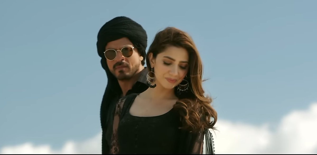 Alizeh84's tweet image. I can still see Mahira Khan with Srk on youtube! HURRY, do something! ☠️☠️🏃