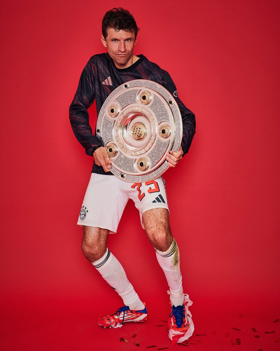 📸 Thomas Müller photoshoot with his last Bundesliga trophy