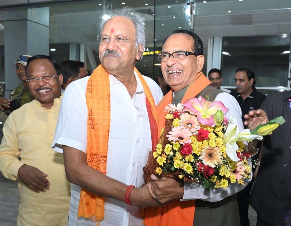 Brijmohan Agrawal (@brijmohan_ag) on Twitter photo सहजता और विनम्रता की प्रतिमूर्ति, मेरे परम मित्र, केंद्रीय ग्रामीण विकास, कृषि एवं किसान कल्याण मंत्री तथा मध्यप्रदेश के पूर्व यशस्वी मुख्यमंत्री मान. श्री <a href="/ChouhanShivraj/">Shivraj Singh Chouhan</a> जी के रायपुर आगमन पर स्वामी विवेकानंद एयरपोर्ट पर आत्मीय स्वागत किया।
शिवराज जी आपका छत्तीसगढ़ में हार्दिक सहजता और विनम्रता की प्रतिमूर्ति, मेरे परम मित्र, केंद्रीय ग्रामीण विकास, कृषि एवं किसान कल्याण मंत्री तथा मध्यप्रदेश के पूर्व यशस्वी मुख्यमंत्री मान. श्री <a href="/ChouhanShivraj/">Shivraj Singh Chouhan</a> जी के रायपुर आगमन पर स्वामी विवेकानंद एयरपोर्ट पर आत्मीय स्वागत किया।
शिवराज जी आपका छत्तीसगढ़ में हार्दिक