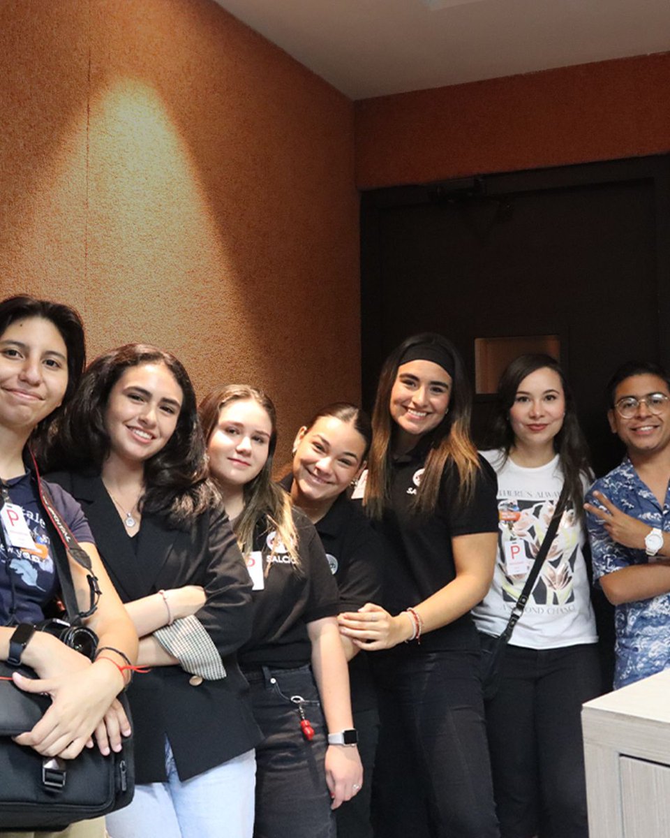 Un comunicólogo puede ser periodista ✍️, creador de contenido 📱, estratega 📣, experto en relaciones públicas 🙋‍♂️🙋, cineasta 🎬 y también, tu mejor amigo 💛

¡Feliz Día del Comunicólogo! 🎙️✨