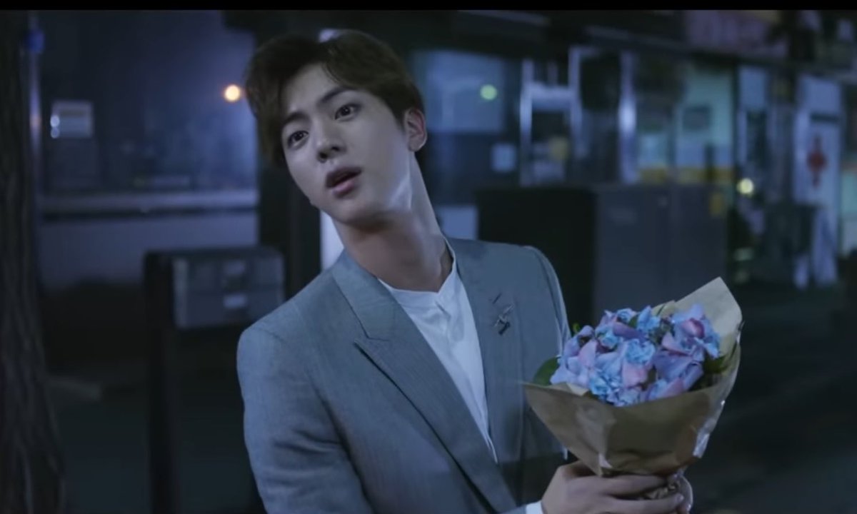 LEAVE→START→HURT→MISSって、LEAVEから始まるのか〜って思ってたんですけど、ジンペンさんから花様年華と繋がってたりして？って言われてMV見返したら洋服同じじゃん…ってなってぼーっとしてる、もしかしてあの事故のシーンと繋がったりする？？？ㅠㅠㅠㅠ