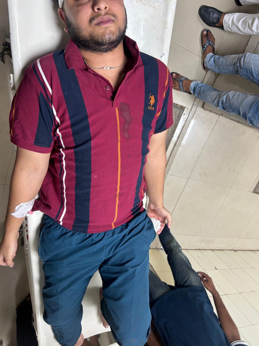 Dwivedi_AUSU's tweet photo. राह चलते कोई भी किसी पर जानलेवा हमला कर दे रहा है,यह इलाहाबाद विश्वविद्यालय के छात्र के ऊपर जानलेवा हमला दर्शाता है कि परिसर के इर्द-गिर्द अराजकता व्याप्त है @Uppolice मामले को संज्ञान में लेकर दोषियों पर कड़ी कार्यवाही सुनिश्चित की जानी चाहिए!
#AllahabadUniversity https://t.co/lJydpbcyfe