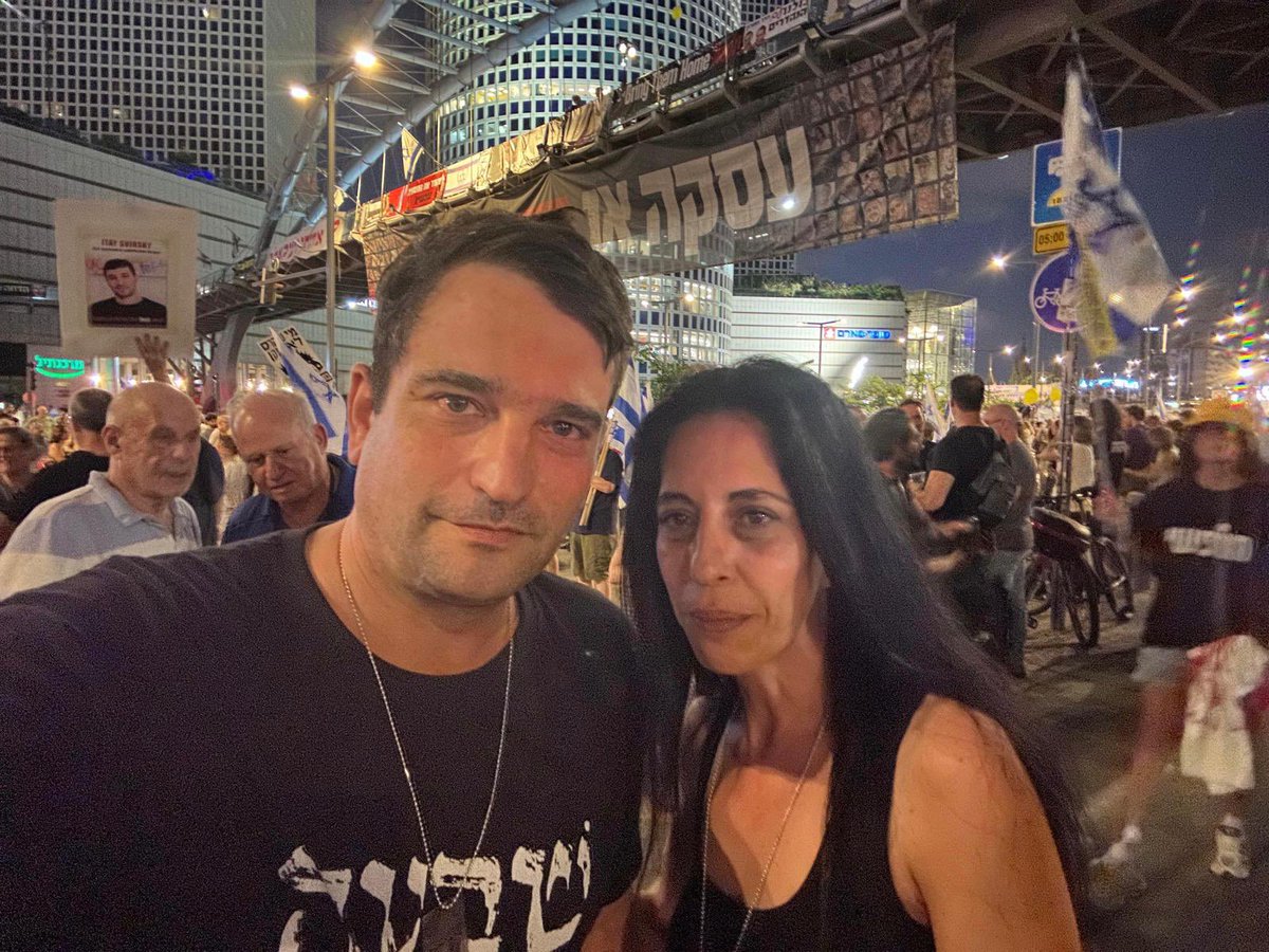 היום יום האם. 

עידן אלכסנדר סופסוף בדרך הביתה ואמא שלו תזכה לחבק אותו וזה רגע מאושר. 

אבל הלב הערב עם האמא עינב צנגאוקר שבנה מתן שהה בשבי עם עידן ועכשיו נשאר לבד, ועם כל האמהות של כל החטופים והחטופות שטרם הוחזרו. 

את כולם בפעימה אחת. 

עכשיו.  

🎗️🇮🇱❤️