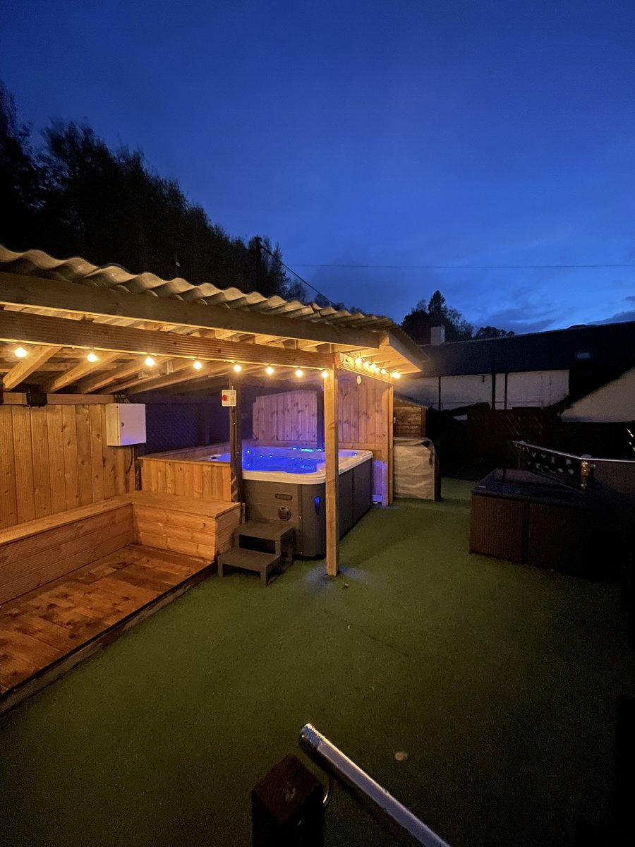 🚨 last minute 4 day May bank holiday weekend Cancellation 🚨
(22nd-26th May)
Weather looking splendid too ☀️ 
In Arrochar part of Loch Lomond national park.

Sleeps up to 12 people but would suit 4 couples or 2/3 small families.
Proper dog friendly.
Hot Tub over looking the Loch