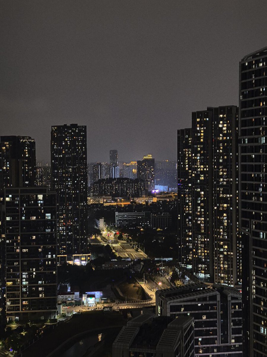 I always like standing in front of the window and looking at the night view.