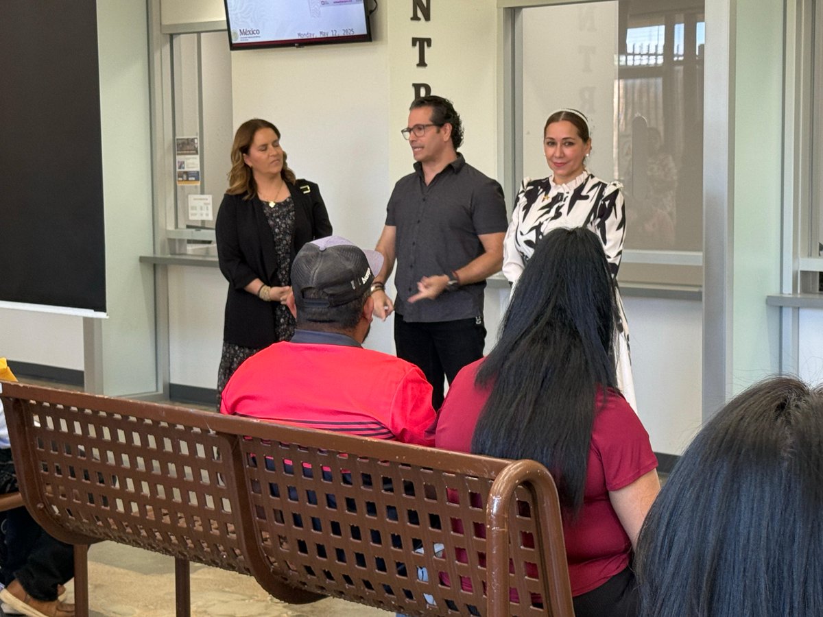 ConsulMexHou's tweet photo. Hoy recibimos la visita de @DiegoSchoening y Mónica Vélez, 🎤🎶 quienes participación en nuestro programa de cada lunes "Fuerza Migrante: Historias de Éxito" inspirando a nuestra comunidad al compartir su historia y palabras de aliento. 🇲🇽 https://t.co/HIDonrjrel