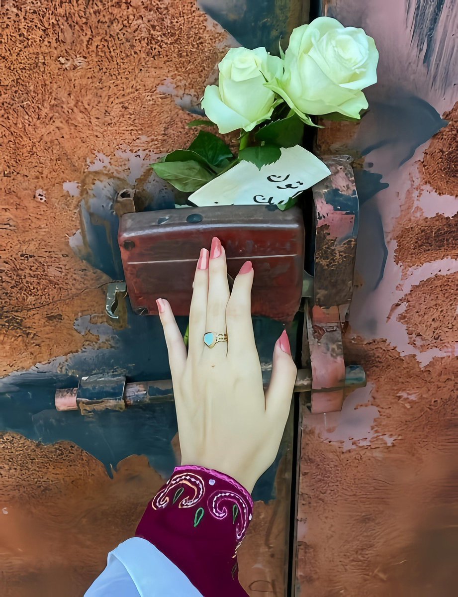 لَمْ يَتَعَطَّلْ البَرِيدُ، وَلَكِنَّ الرَّسَائِلَ لَيْسَتْ لَنَا.