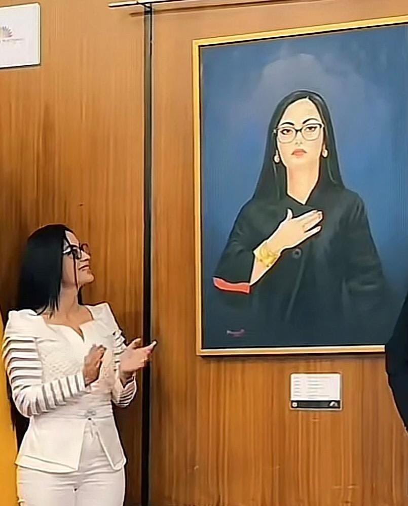 De orgullosa propietaria de un motel, a dejar su foto de presidenta de la cloaca <a href="/AsambleaEcuador/">Asamblea Nacional</a> y con aspiraciones de este periodo volver a serlo…a mi me da ganas de vomitar 🤢
<a href="/VivianaVelozEc/">Viviana Veloz</a>