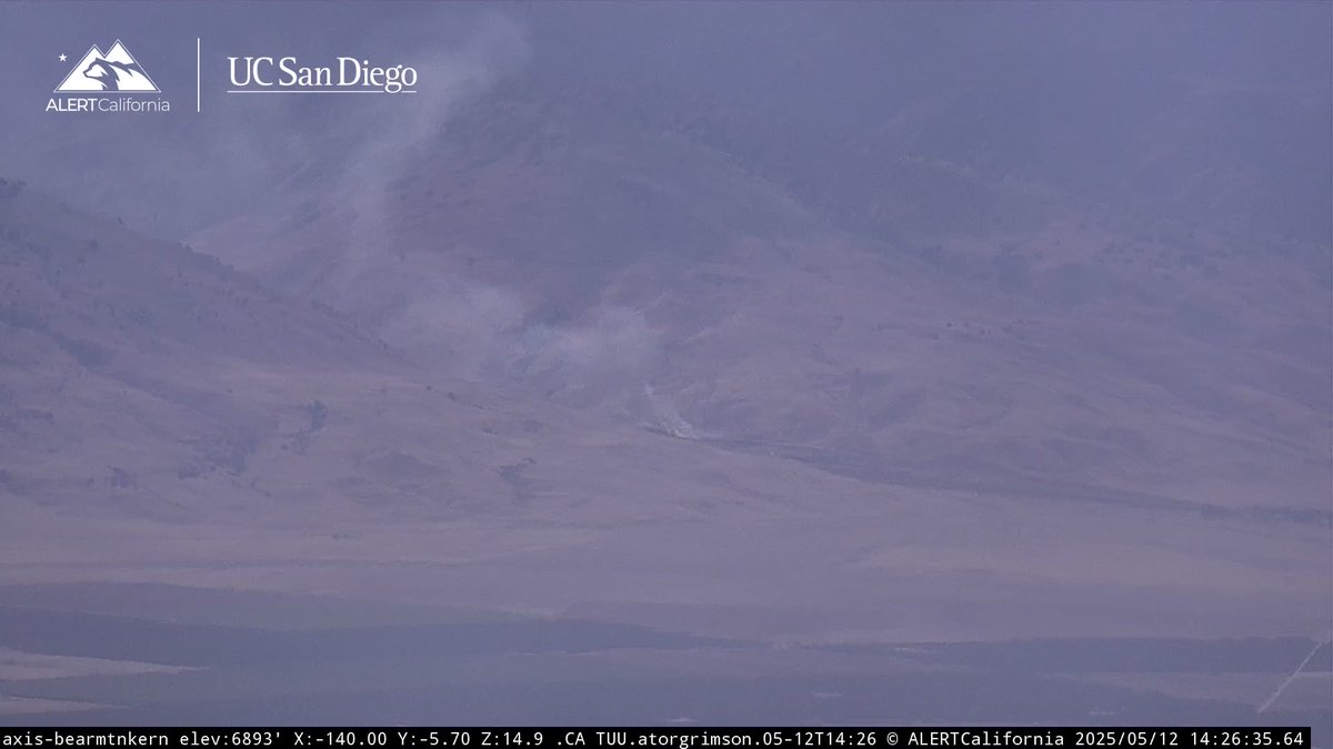 KernFiregraph's tweet photo. New angle of the #GrapevineFire, via Bear Mtn Kern camera.
If it aligns with the terrain in these winds it could definitely run uphill. 1 tanker requested. https://t.co/JOsUWnFBlo
