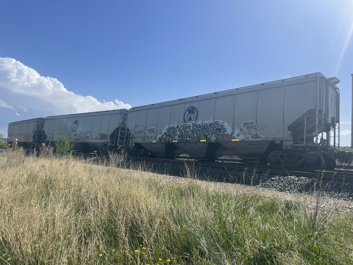 massie_gillian's tweet image. I just spoke with a person who lives in an apartment right next to the the train tracks in Craven.
She says she was having coffee when she heard a shrill screech, and saw the train cars teetering on the tracks.
@CJMENews @CKOMNews