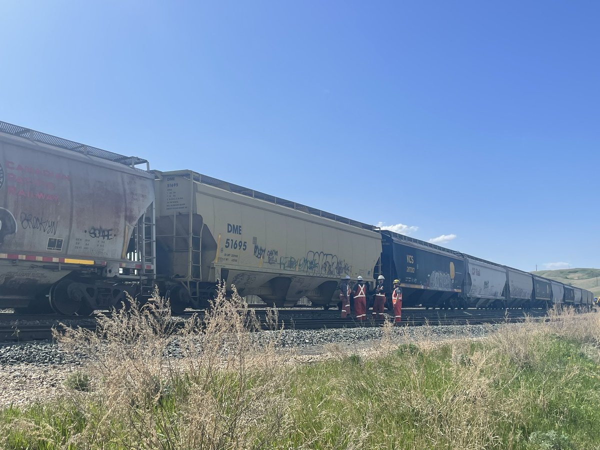 massie_gillian's tweet image. I just spoke with a person who lives in an apartment right next to the the train tracks in Craven.
She says she was having coffee when she heard a shrill screech, and saw the train cars teetering on the tracks.
@CJMENews @CKOMNews