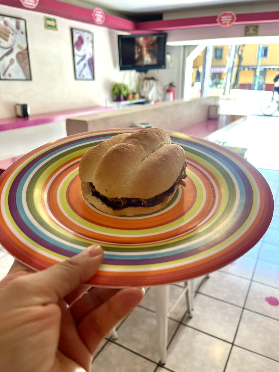 Si tienes algún evento las tortas de Cochinita Pibil tamaño bocadillo son la opción de botana perfecta!! 
 #CochinitaPibil #CochinitaParaLlevar #LaCebollaMorada #LaCebollaMoradaCondesa #TacosdeCochinita #TacosdeCochinitaPibil #ComidaYucateca #Food #Foodie