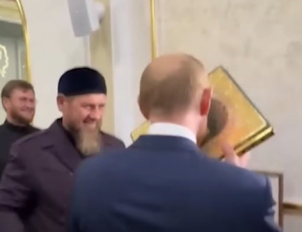 ,,Der Retter des Abendlandes” 🤣 

Kleine Erinnerung für die AfDler wie Putin den Koran küsst. 

#Russland #Putin #Küsst  #Koran