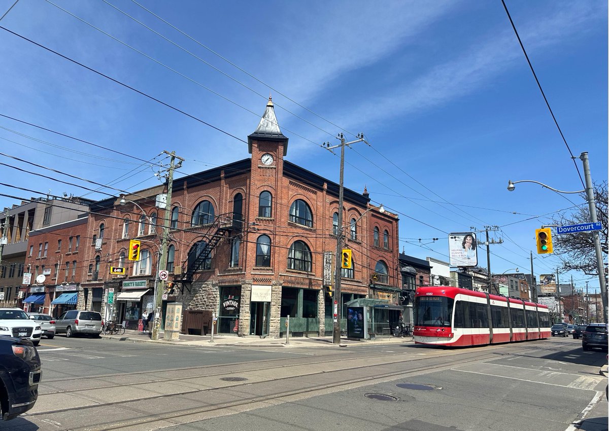 Ossington Avenues, there are some unique boutiques, clothing stores, cafes and restaurants. Two people strolled along the street, admired the street view, and had a cup of coffee☕️. I found another Ukrainian church