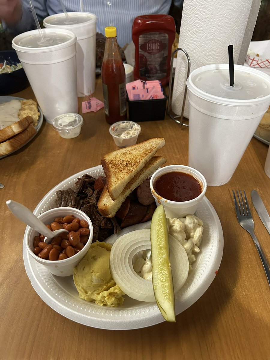 snow_leopardfan's tweet photo. $14.50 including a banana pudding and my sweet tea. Can't beat it with a stick dude. #Texasrules #fuckyankees https://t.co/4Rvcn83mCX