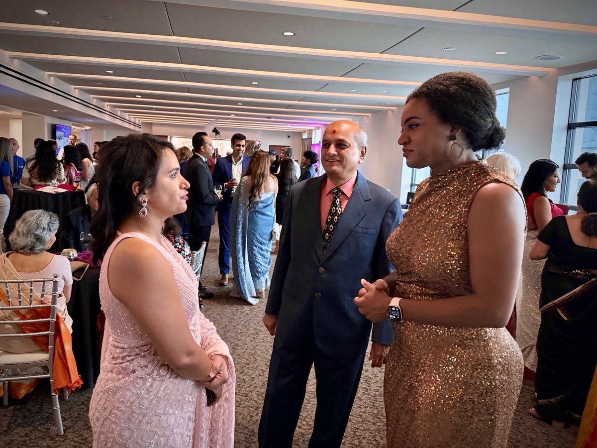 I had a lovely time this weekend at the gala hosted by the Florida Association of Physicians of Indian Origin. The dancing disco balls stole the show! 🕺🏻 💃🏾 🪩